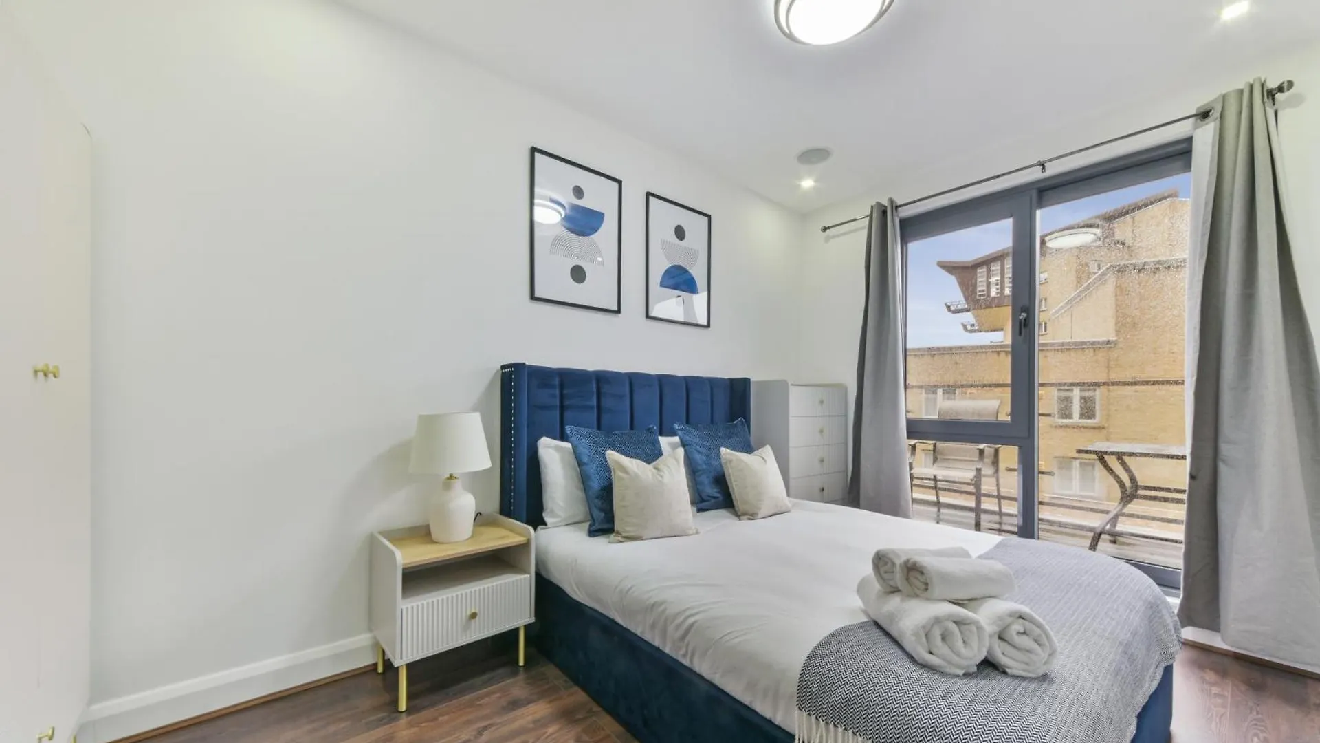 Apartment Large 2 Bed 2 Bath Flat With Patio, Canary Wharf London