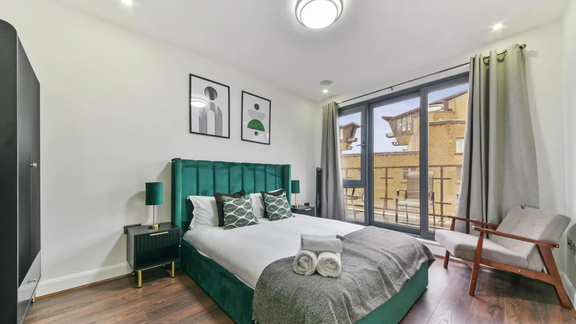 Large 2 Bed 2 Bath Flat With Patio, Canary Wharf London