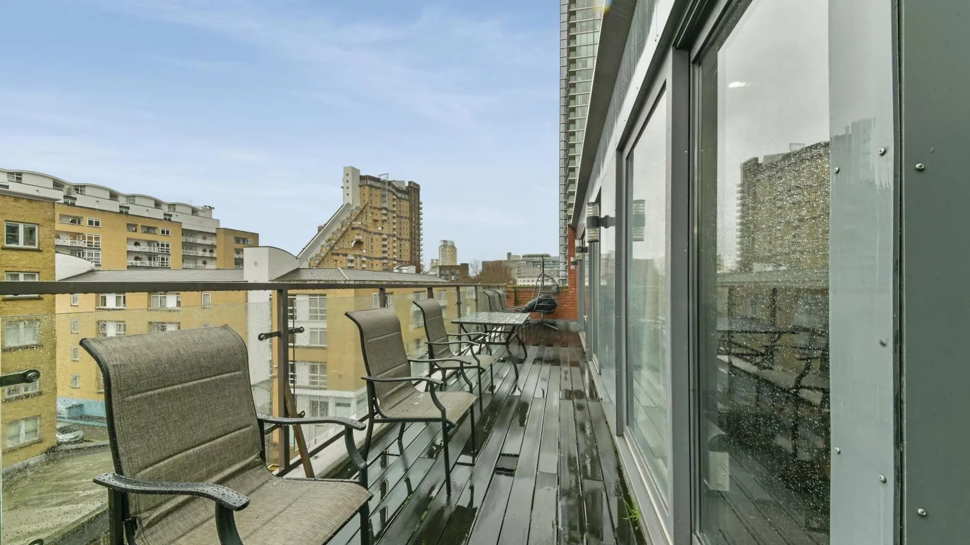 Large 2 Bed 2 Bath Flat With Patio, Canary Wharf London United Kingdom