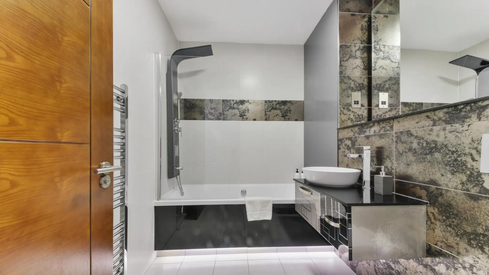 Apartment Large 2 Bed 2 Bath Flat With Patio, Canary Wharf London