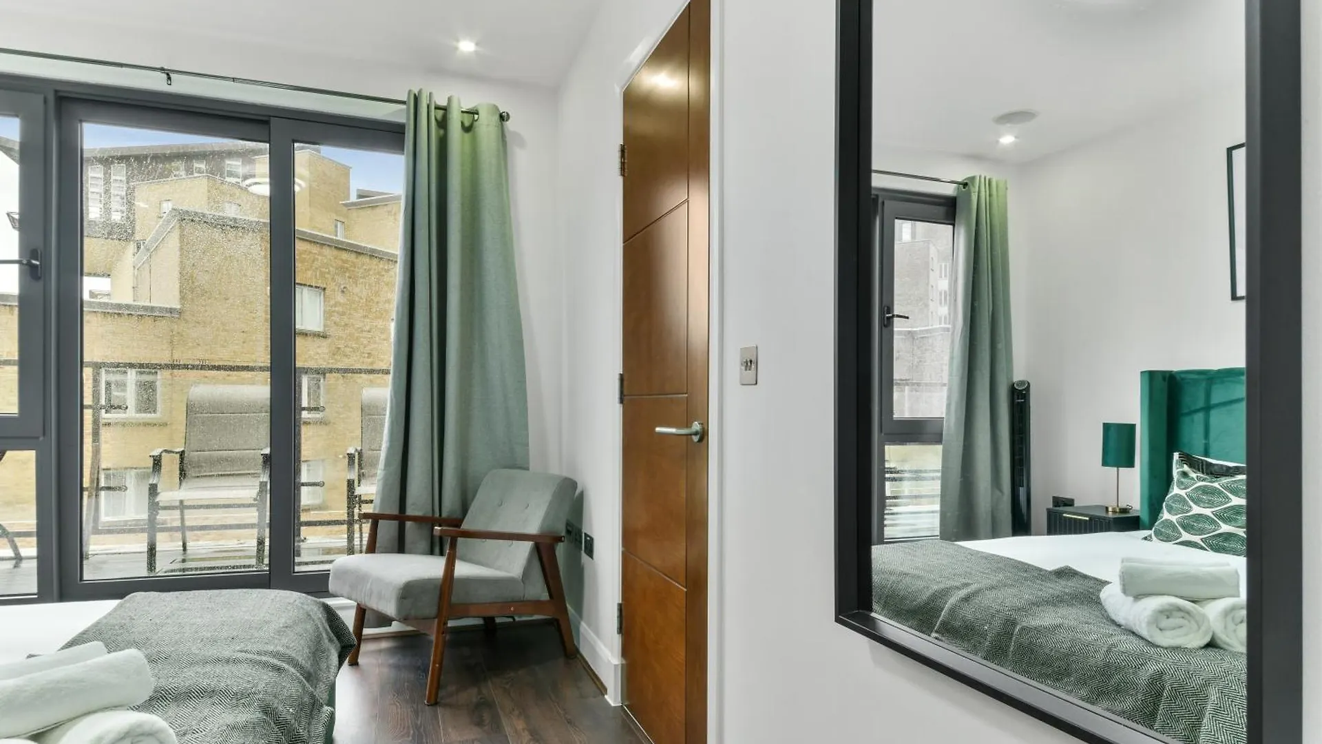 Large 2 Bed 2 Bath Flat With Patio, Canary Wharf London Apartment